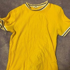 Yellow collar t-shirt